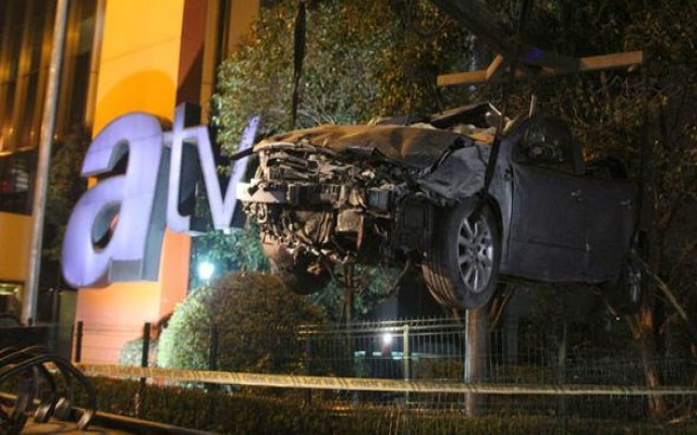 Otomobil ATV binasının bahçesine uçtu