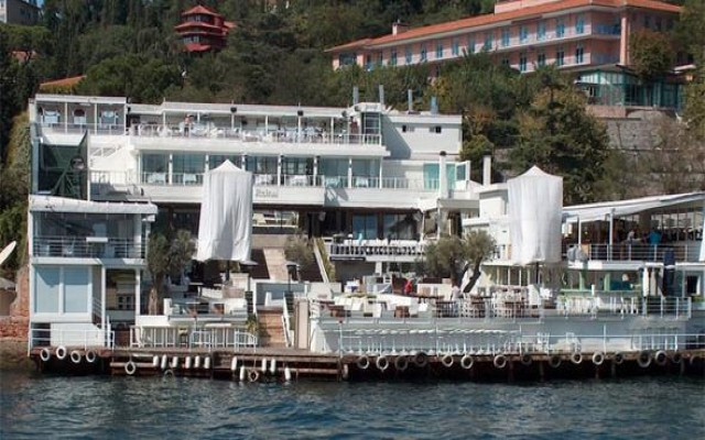 Ünlü gece kulübü Reina yıkıldı