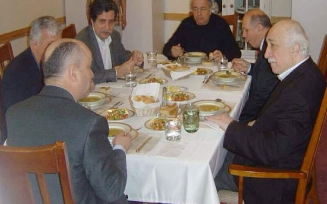 Ahmet Hakan Fehmi Koru'yu Gülen'li fotoğrafla vurdu