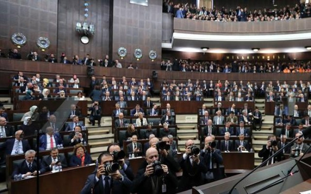 Cumhurbaşkanlı ilk grup toplantısı olaylı başladı