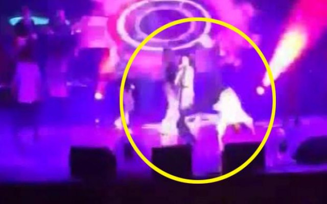 Hande Yener'e sahnede şok