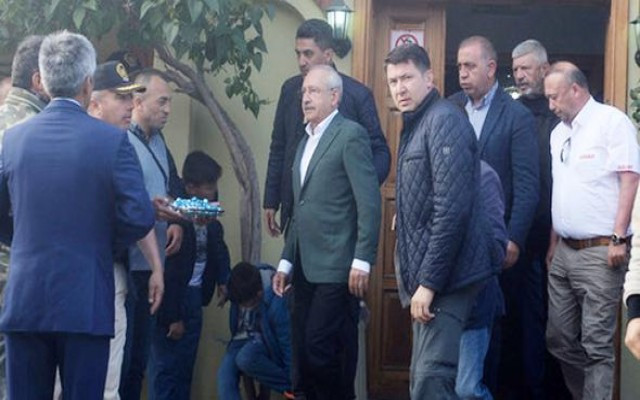 Kılıçdaroğlu bayram namazını köy camisinde kıldı