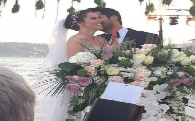 Burak Özçivit ve Fahriye Evcen nikah masasında