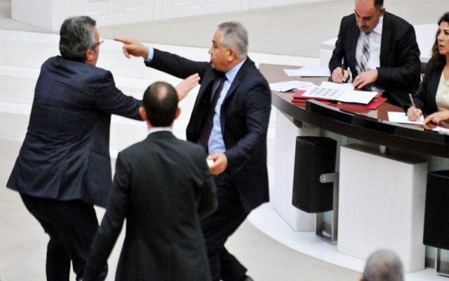 Mecliste hakaretler havada uçuştu