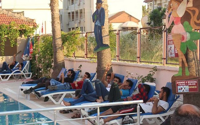 Havuz başında göçmen operasyonu