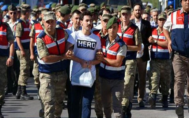 Darbeci askerin tişörtü ortalığı karıştırdı
