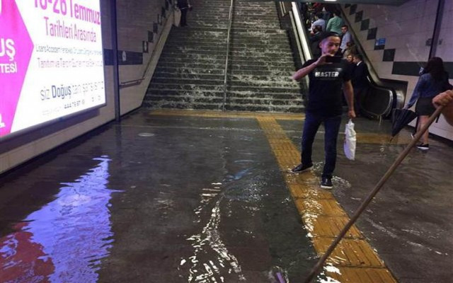 İstanbul yağmur ve sele teslim oldu