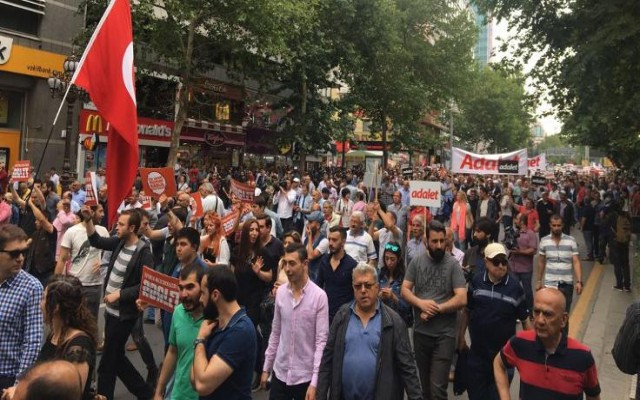 AK Parti'den yürüyüş anketi