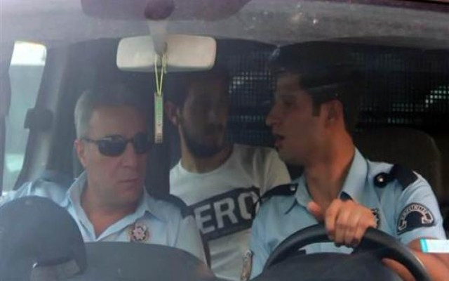 Hero tişörtlü üniversiteliler serbest