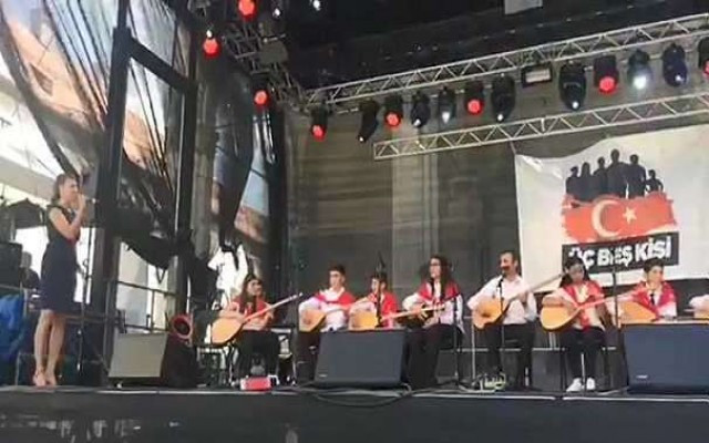 Türk bayrağı yüzünden sahneden indirildiler