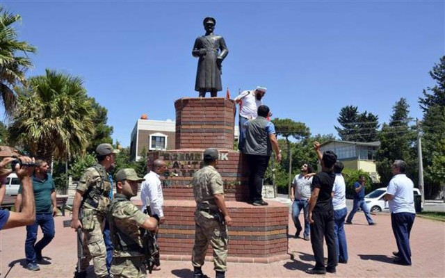 Atatürk heykeline inanılmaz saldırı