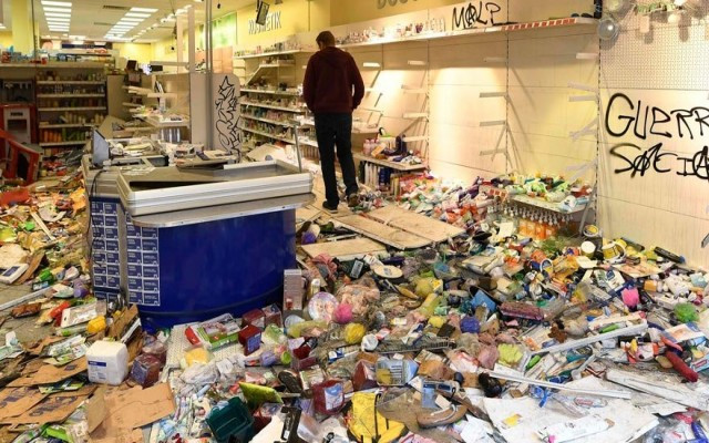 Göstericiler Hamburg'u birbirine kattı