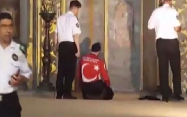 Ayasofya'nın içinde namaz eylemi