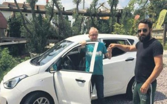 Köpeğini bulana otomobil hediye etti