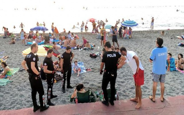 Plajda bira içen iki kadın doktora şok
