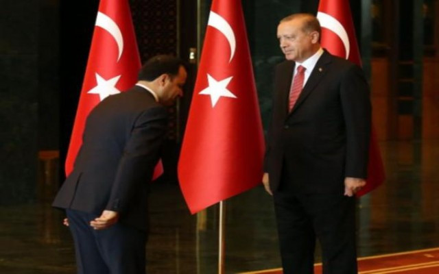 AYM Başkan eğildiği fotoğrafı savundu