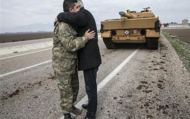 Askerlere büyük sevgi gösterisi