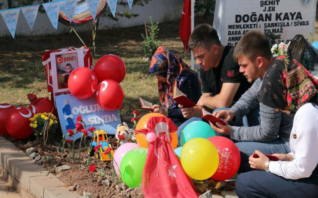 Şehit bebeğin ilk doğum günü mezarında kutlandı