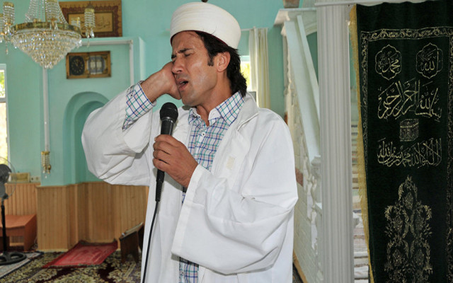 Rockçı imam' meslekten ihraç edildi