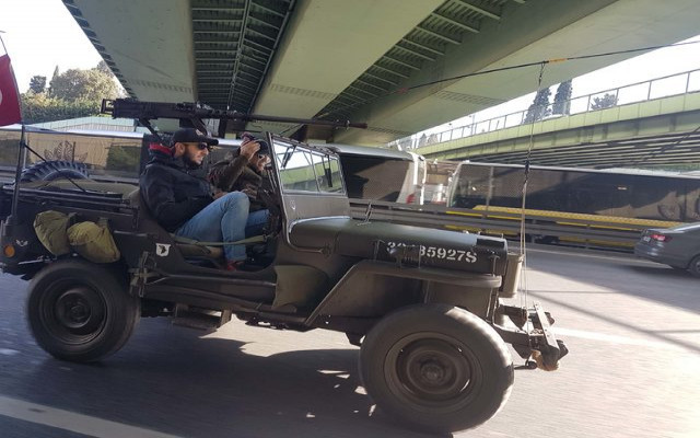 İstanbul trafiğinde uçaksavar taşıyan cip