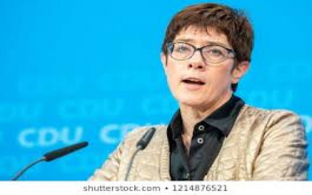 Merkel'in halefi telefonunu sildirecek