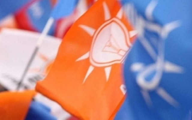 Ak Parti'nin adaylarını canlı yayında açıkladı