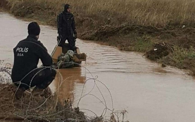 Zırhlı askeri araç sele kapıldı