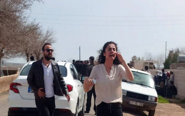 Öğrenciler silahların ortasında kaldı