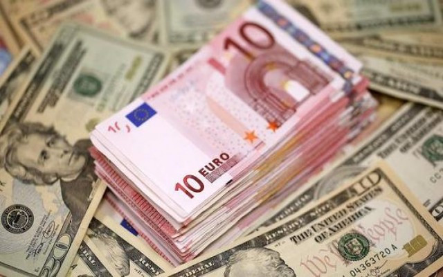 Sterlin ve Euro'da rekor üstüne rekor