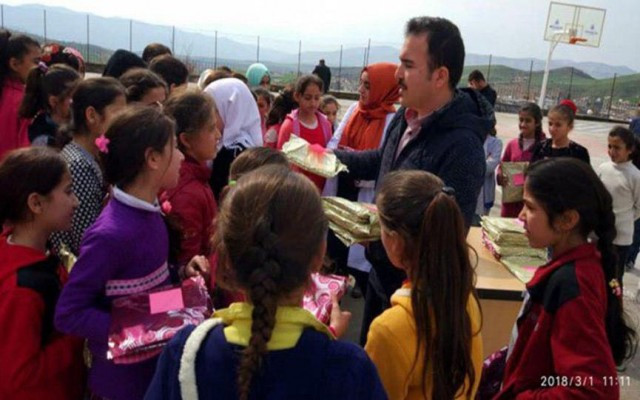 Milli Eğitim Müdürü okulda türban dağıttı