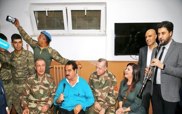 Selfi çeken askerle ilgili açıklama geldi