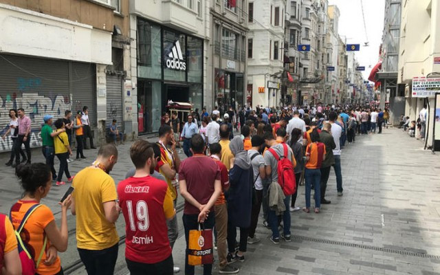 Şampiyon için kutlama kuyruğu