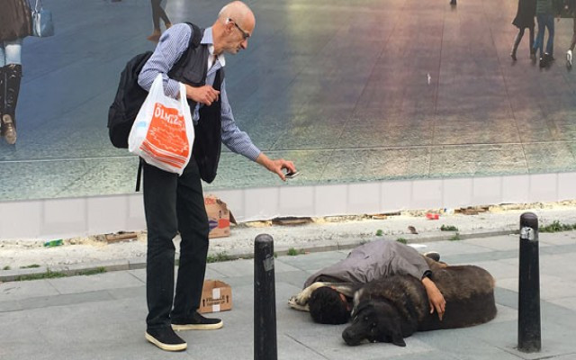 Taksim'n göbeğinde yürek yakan fotoğraf