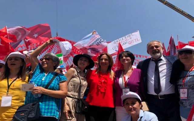Aylin Nazlıaka Muharrem İnce için kapı kapı geziyor