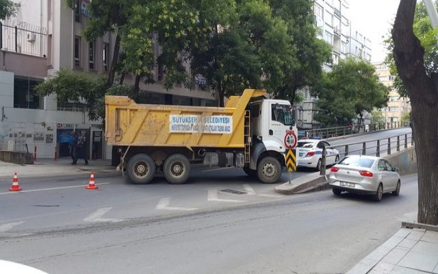 YSK'nın bulunduğu cadde trafiğe kapatıldı