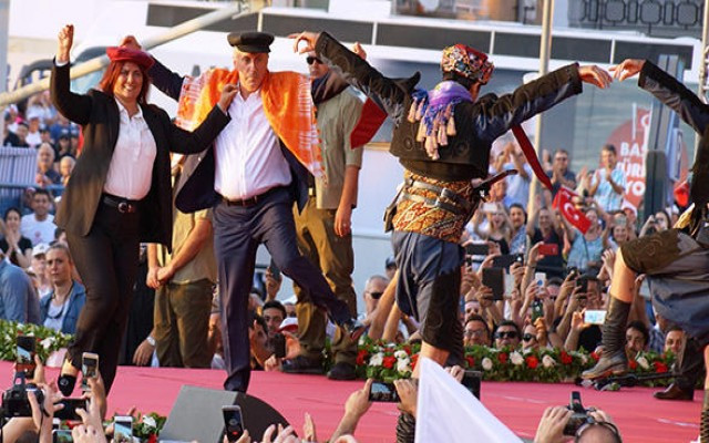 Muharrem İnce'den zeybekli miting
