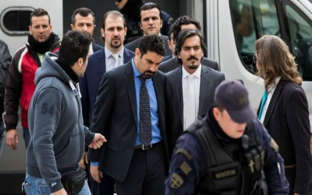 Yunan polisinden darbecilere 'özel' koruma