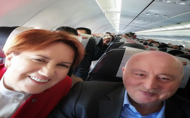 Meral Akşener tarifeli uçakta....