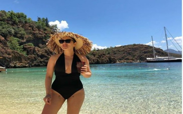 Ezgi Mola'dan mayolu poz