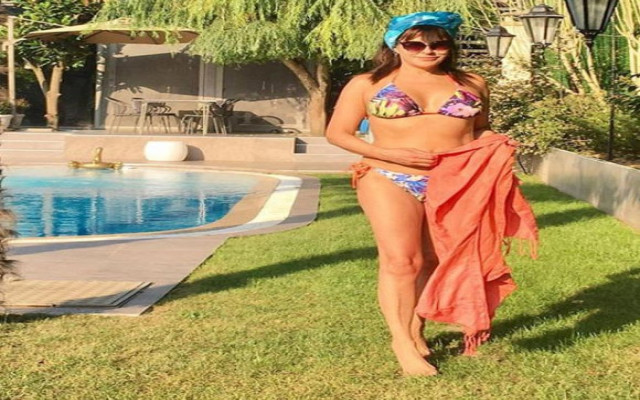 55'lik ünlünün bikinili pozu şaşırttı