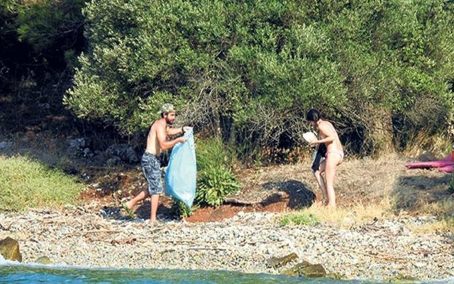 Ünlü çift çevre temizliğinde