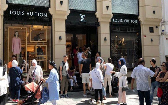 Turistler lüks mağazalara koştu