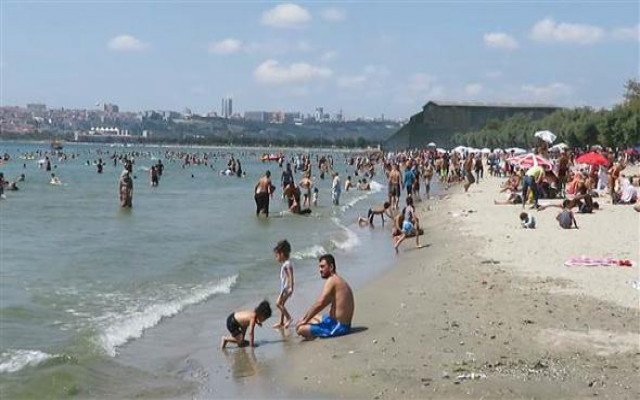 Tatile gidemeyenler plajlara akın etti