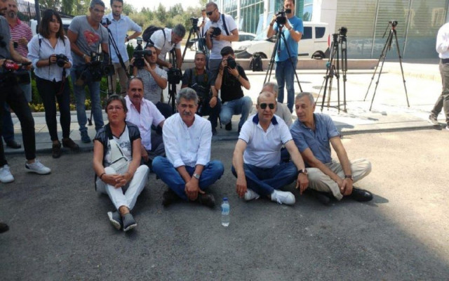 CHP önünde oturma eylemi başladı