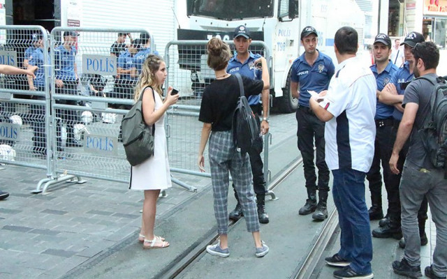 Polis Beyoğlu’nu ablukaya aldı