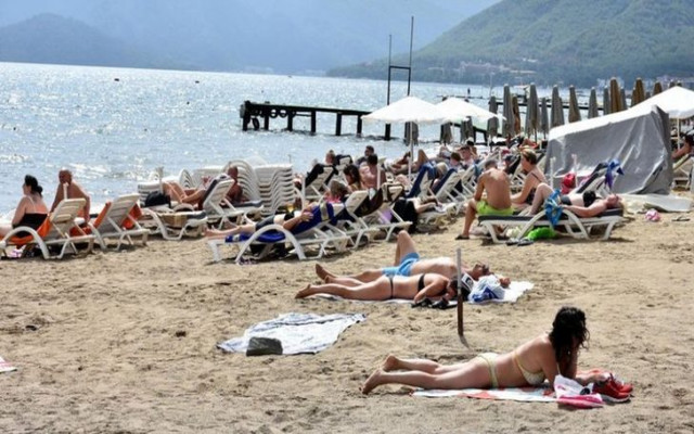 Kasırga öncesi plaja koştular