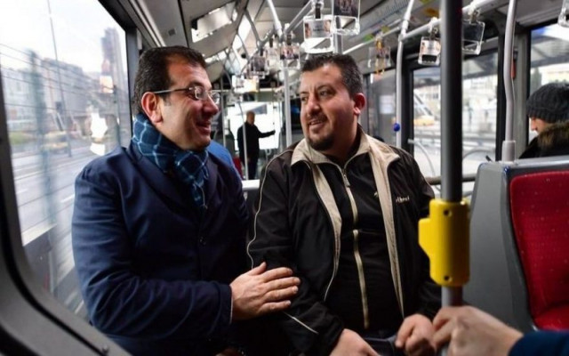 O vatandaşla metrobüste yolculuk yaptı