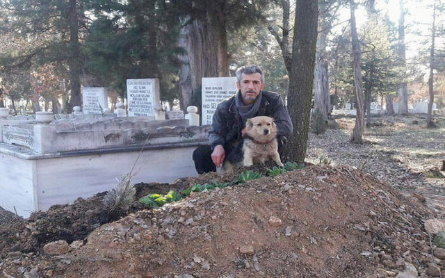 Evden kaçıp mezarının başına gidiyor