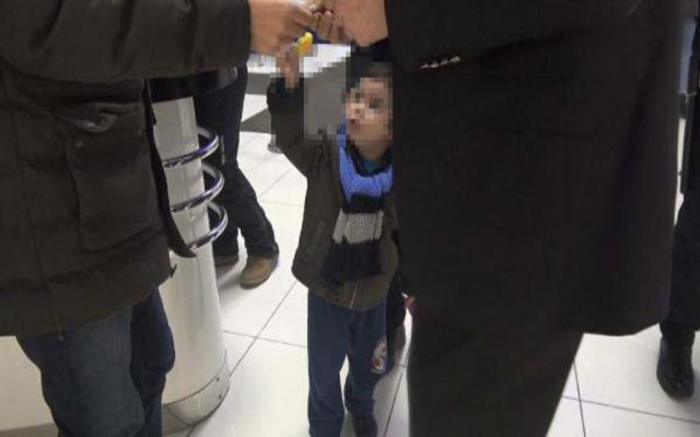 Annesi tarafından AVM'de terkedildi
