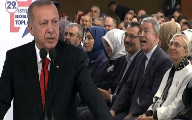 Erdoğan partisinin adını karıştırdı,Akar düzeltti